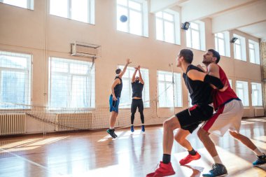 Sepet üzerinde çekim genç basketbol oyuncusu.
