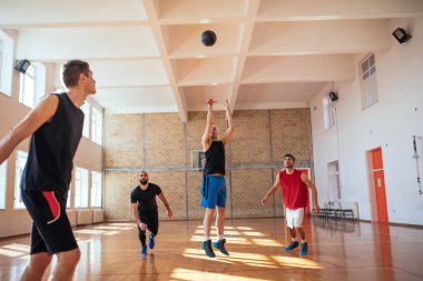 Sepet üzerinde çekim genç basketbol oyuncusu.