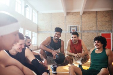 Sahada oturan ve bir anlaşma basketbolcular fotoğrafı.