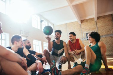 Bir mola verme basketbolcular oluşan ekip.