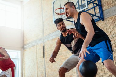 Bir oyun oynarken iki basketbolcular portresi.