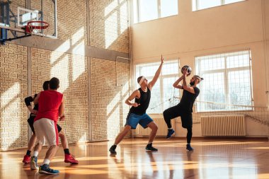 Basketbol oynarken basketbolcular tam uzunlukta portresi.