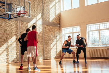 Fotoğraf kapalı oyun Basketbol takım arkadaşları.