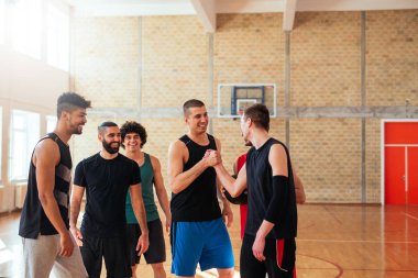  İki basketbol oyuncu yüksek çakmak kazanan maç sonra.