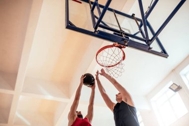İki basketbol oyuncu slam dunking fotoğraf.