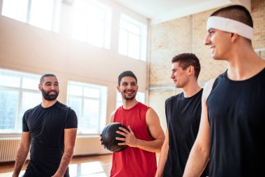Eğlenceli basketbol sahasına sahip basketbolcular kadeh.