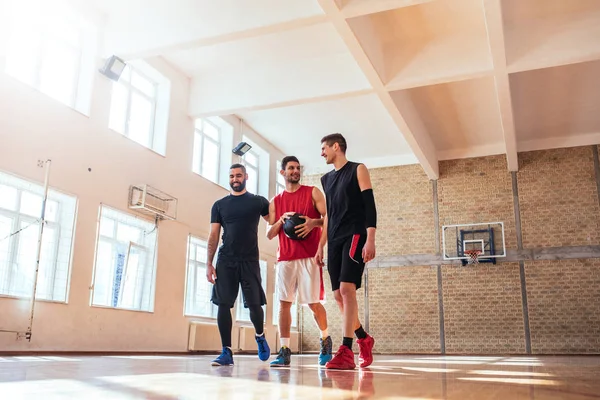 Portrait Complet Trois Joueurs Basket Pratiquant École — Photo