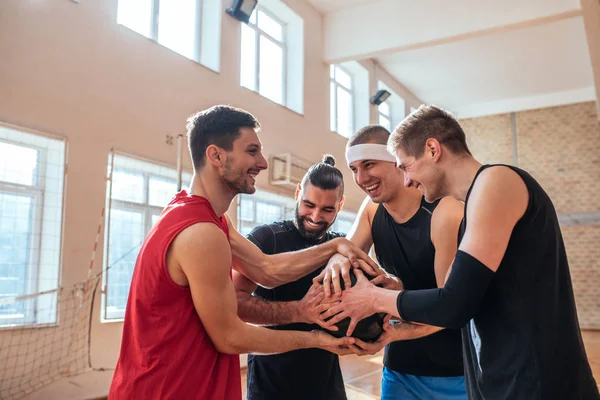 Gelukkig Team Van Basketbalspelers Bal Bij Elkaar Houden — Stockfoto