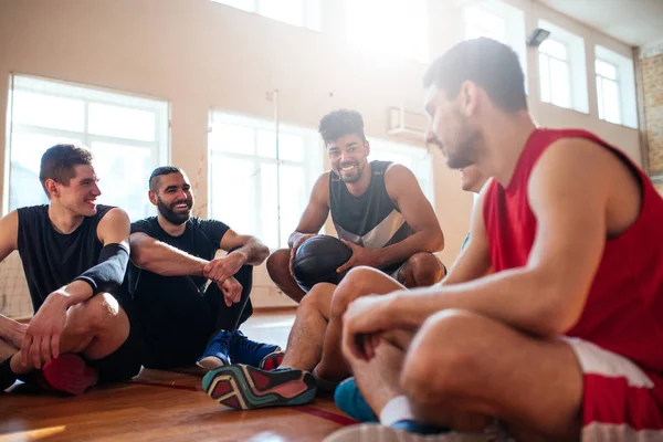 Squadra Giocatori Basket Fare Una Pausa — Foto Stock