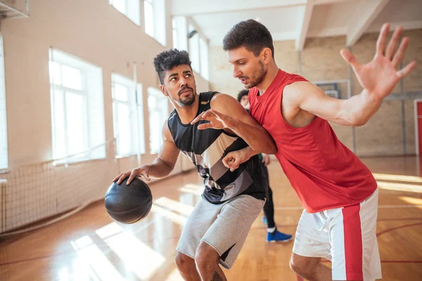 Två Manliga Vänner Spelar Basket Tillsammans — Stockfoto