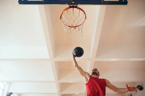 Nízký Úhel Záběru Pěkný Basketbalový Hráč Bodování Bod — Stock fotografie