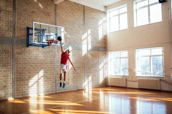 Hezký Kavkazské Basketbalový Hráč Bodování Bod — Stock fotografie