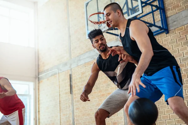 Retrato Dos Jugadores Baloncesto Jugando Juego — Foto de Stock