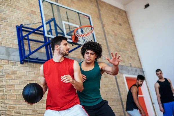 Ritratto Due Giocatori Basket Che Scaldano Sul Campo Basket — Foto Stock
