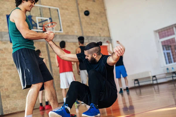 Foto Giocatori Basket Che Aiutano Vicenda Sul Campo Basket — Foto Stock