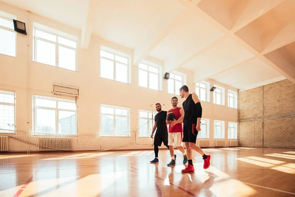 Ganzkörperporträt Von Drei Basketballern Die Spaß Auf Dem Platz Haben — Stockfoto