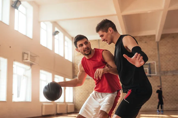 Foto Basket Lagkamrater Värmer Upp Domstolen — Stockfoto