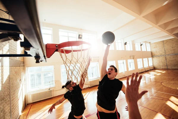 Foto Basketbalistů Hrát Basketbal Kurtu — Stock fotografie