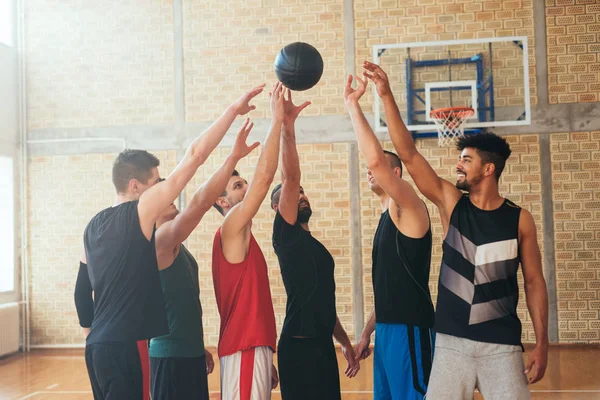 Felice Squadra Giocatori Basket Che Tengono Insieme Palla — Foto Stock