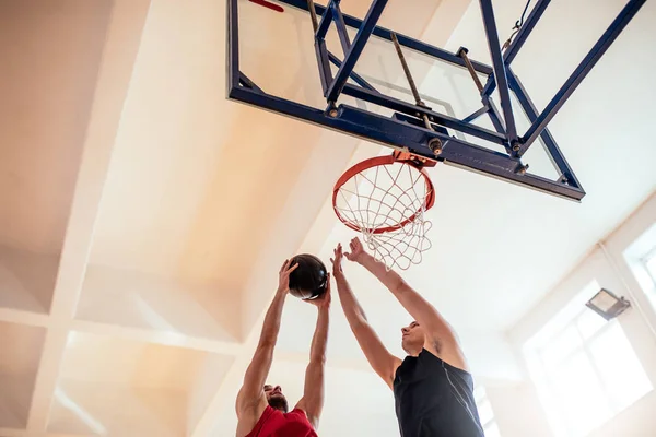 Foto Dvou Basketbalové Hráče Slam Dunking — Stock fotografie