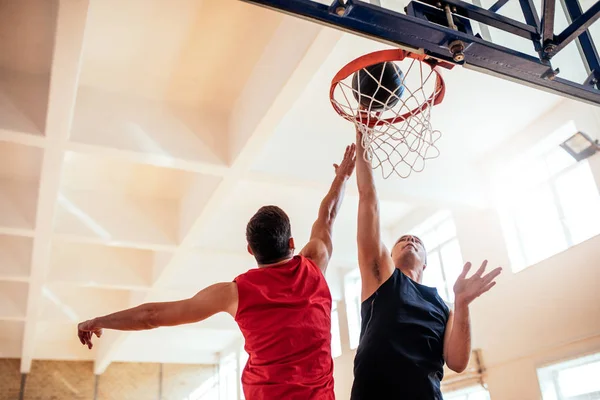 Duas Pessoas Jogando Basquete Imagem Grátis_Foto Número