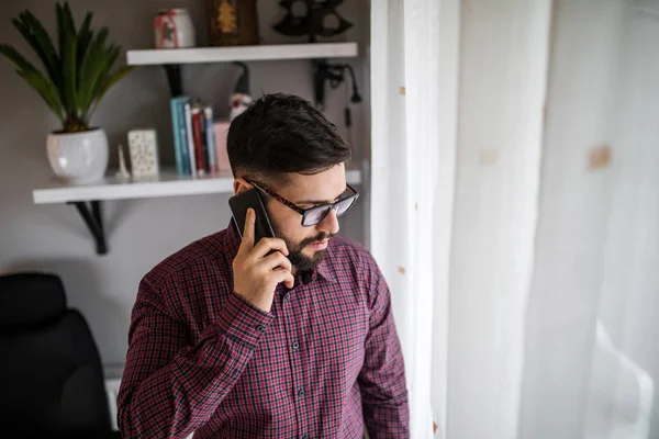 Πορτρέτο Ενός Νεαρού Επιχειρηματία Που Μιλάει Στο Τηλέφωνο — Φωτογραφία Αρχείου