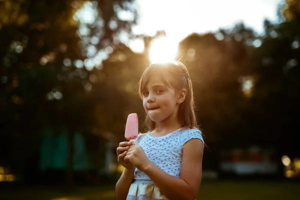 Щаслива Мила Дівчина Їсть Морозиво Відкритому Повітрі — стокове фото