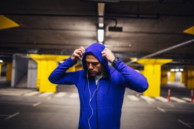 Başlık koyarak yakışıklı erkek atlet.