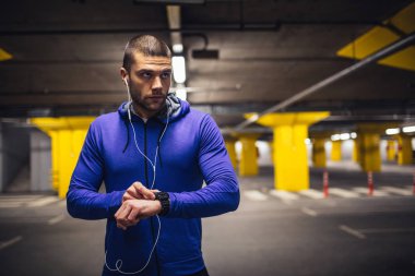 Yakışıklı spor adam izle uygunluk kullanma.