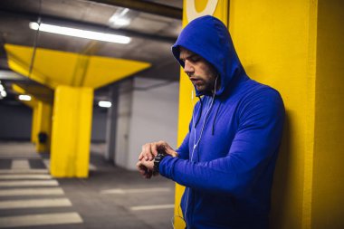 Onun müzik dinlerken bakarak genç atletik erkek portresi.