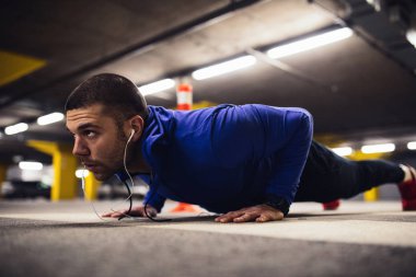 Yakışıklı sporcu dayanıklılık egzersizleri yapıyor.