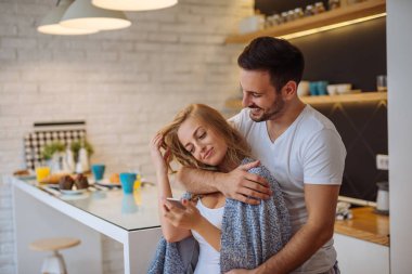 Çift mutfakta harika vakit geçiriyor.