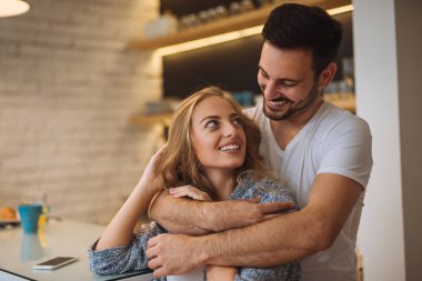 Sevgi çift evde bir kucaklama zevk.