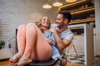 Evde sabah sarılma Çift.