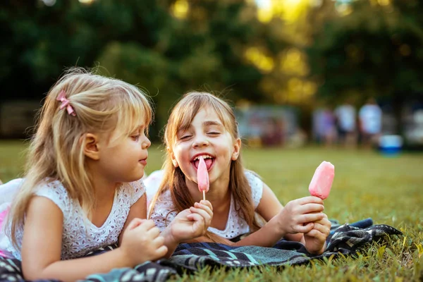 Εσωτερικη Πορτρέτο Των Δύο Ξανθιά Κορίτσια Τρώει Παγωτό Ένα Πικ — Φωτογραφία Αρχείου