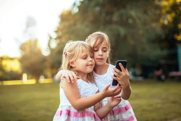 Kids Enjoying Using Smart Phones Park — Stock Photo, Image