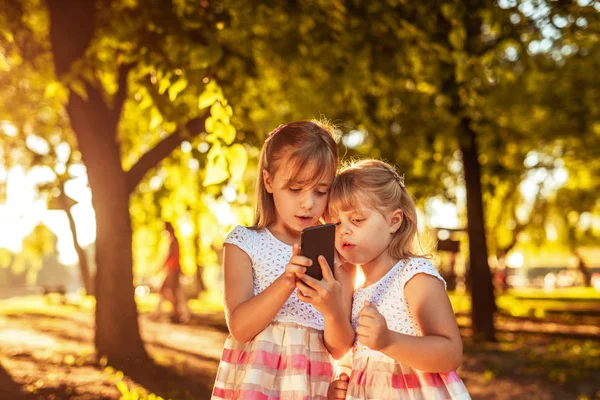 Portrait Two Young Beautiful Blonde Sisters Having Fun Using Mobile — Stock Photo, Image