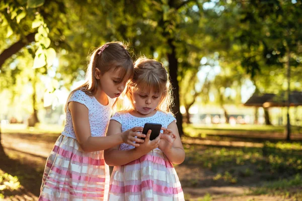 Blonde Sisters Having Fun Mobile Phone Park Sunny Day — Stock Photo, Image