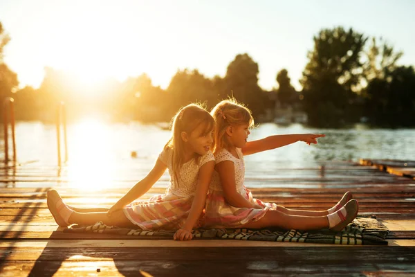 湖の近くの 人の姉妹が楽しい時を過す — ストック写真