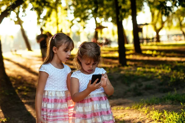 Portrait Two Sister Looking Mobile Phone Park Sunrise — Stock Photo, Image