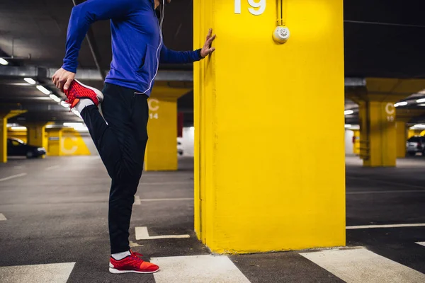 Porträtt Atletisk Man Stretching Innan Träning — Stockfoto