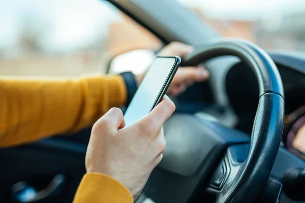 Girato Maschio Utilizzando Telefono Cellulare Durante Guida Della Macchina — Foto Stock