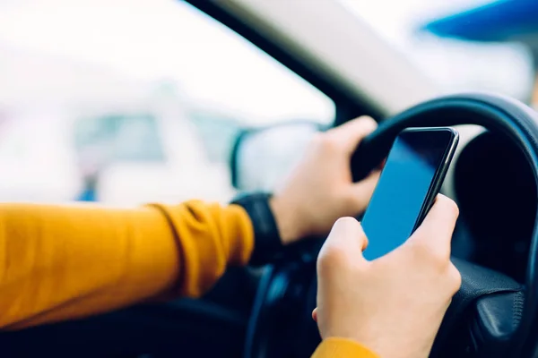 Feche Foto Homem Usando Telefone Celular Enquanto Dirige — Fotografia de Stock