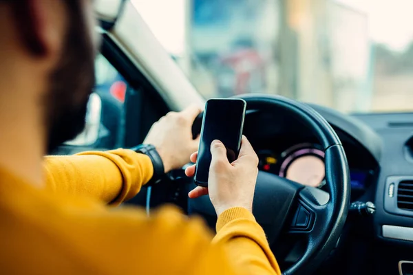 Tiro Homem Bonito Usando Telefone Celular Durante Condução — Fotografia de Stock