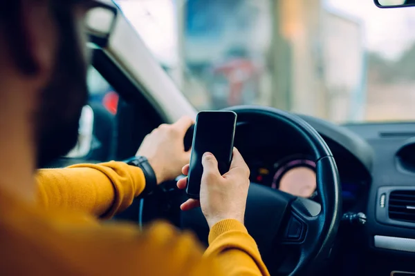 Skott Man Med Hjälp Mobiltelefon Körning — Stockfoto