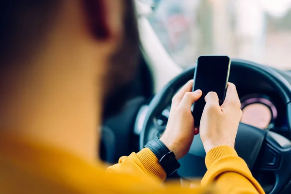 Foto Hombre Usando Teléfono Móvil Coche —  Fotos de Stock