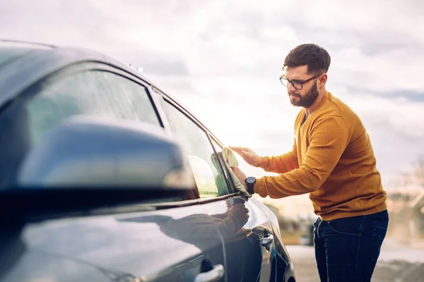Shot Young Man Cleaning Windows His Car Outdoor Microfiber Cloth — Stock Photo, Image