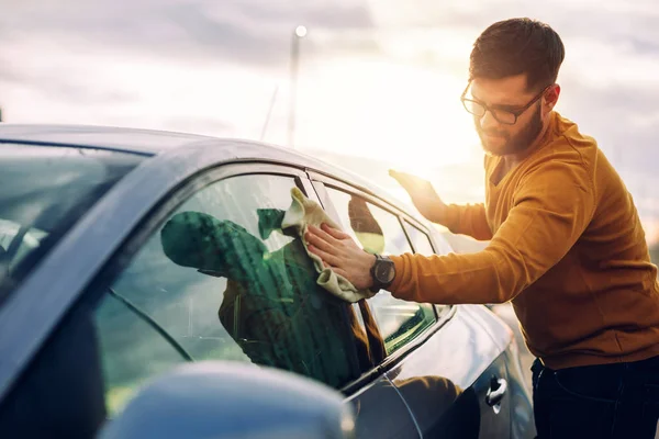 Retrato Joven Limpiando Coche Con Paño Aire Libre Atardecer —  Fotos de Stock