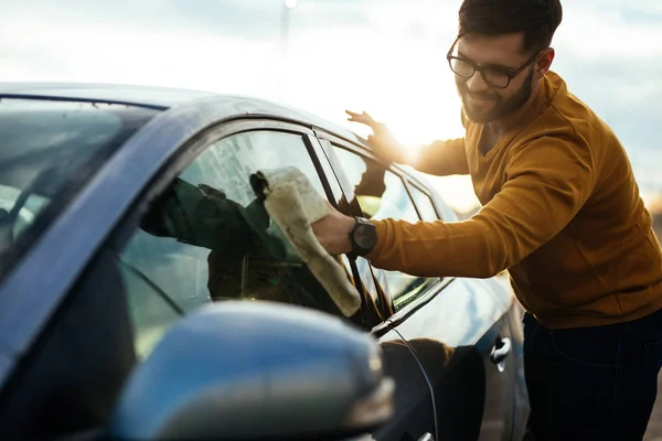 Retrato Joven Sonriente Limpiando Coche Con Paño Microfibra Aire Libre —  Fotos de Stock