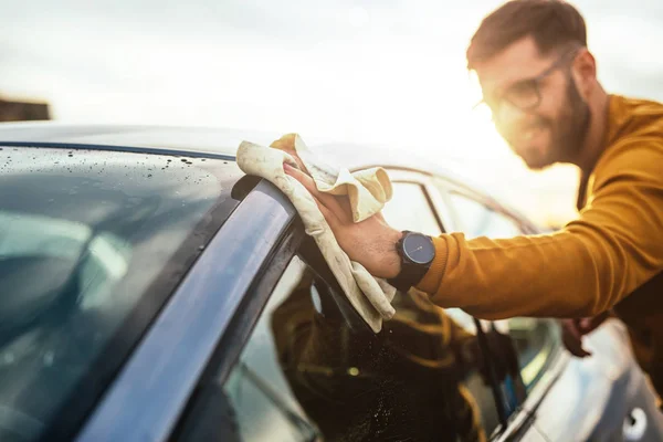 Tiro Jovem Feliz Limpando Seu Carro Com Pano Microfibra Dia — Fotografia de Stock